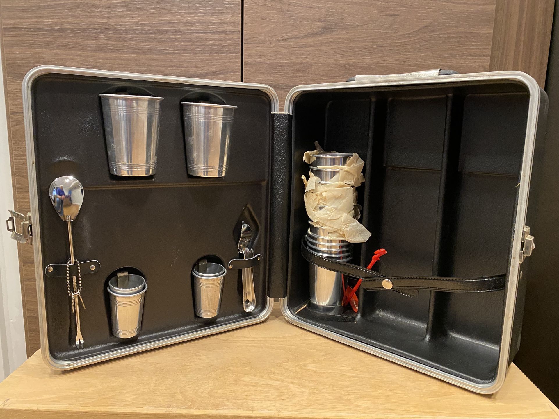 Vintage Travel, Liquor Case