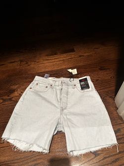 women Levi’s shorts size 28