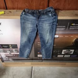 Levis Size 6 Slim Cuffed 