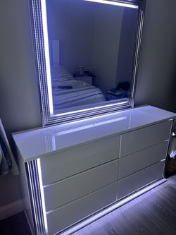 Elegant Light-Up Dresser with Mirror – Perfect for Your Glam Space!”