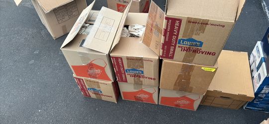 Lot Of 40-50 Vases And 50 Clothe Napkins And 3 60 Inch Table Cloths