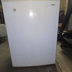 Kenmore Compact Refrigerator 