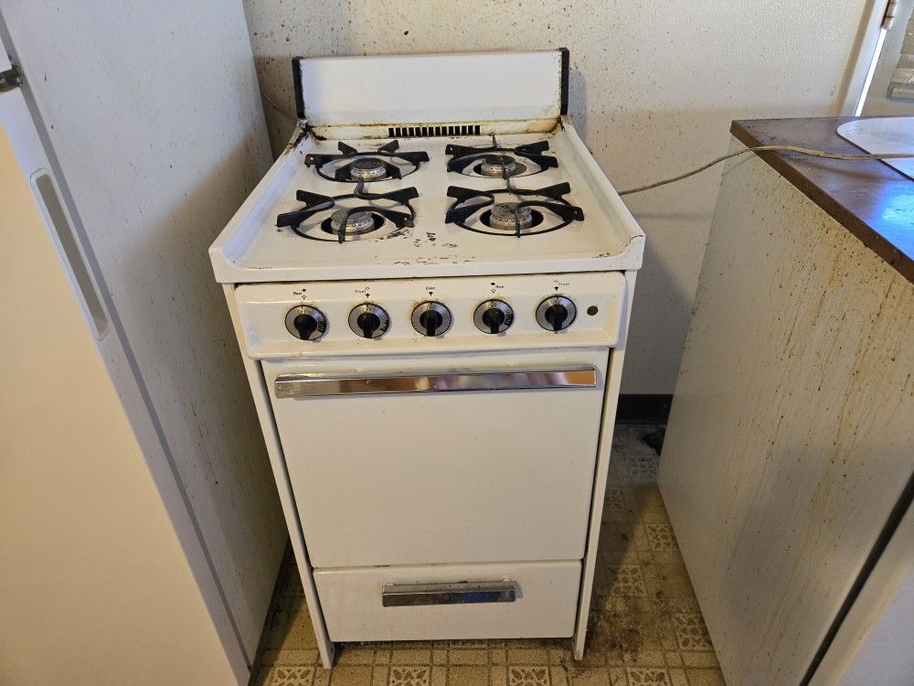 Apartment Sized Gas Stove/Oven (FREE)
