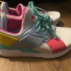 Women’s Puma Tennis Shoes