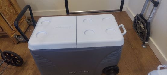 Rubbermaid Rolling Cooler with Wheels
