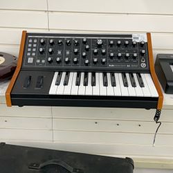 SYNTHESIZER 