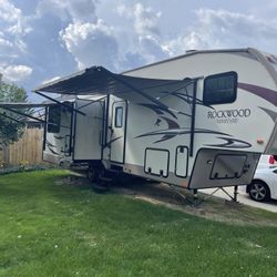 2018  Forest River Rockwood Signature Ultralight 5th Wheel 
