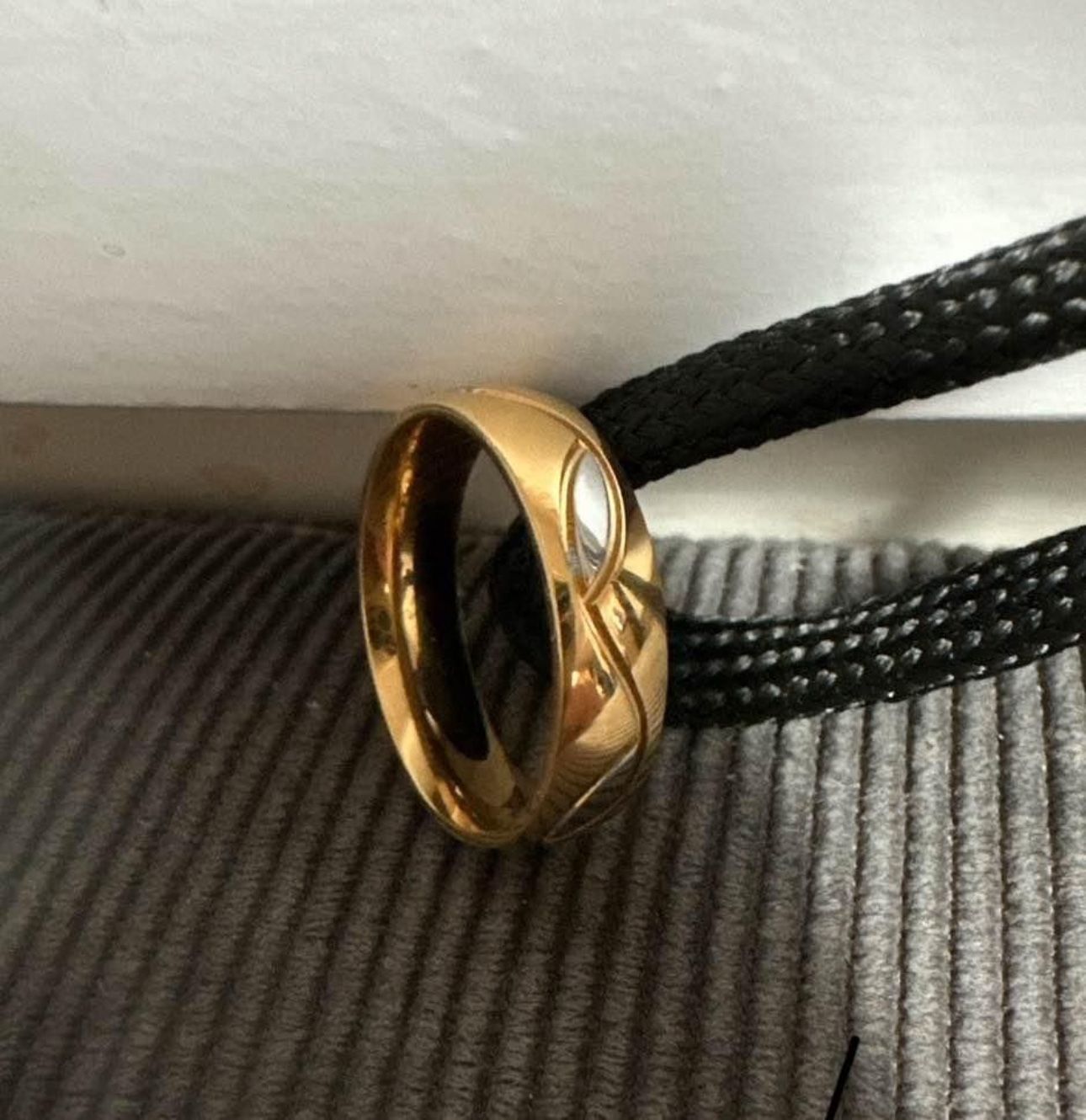 18k Gold Men wedding band Ring Size 8-9