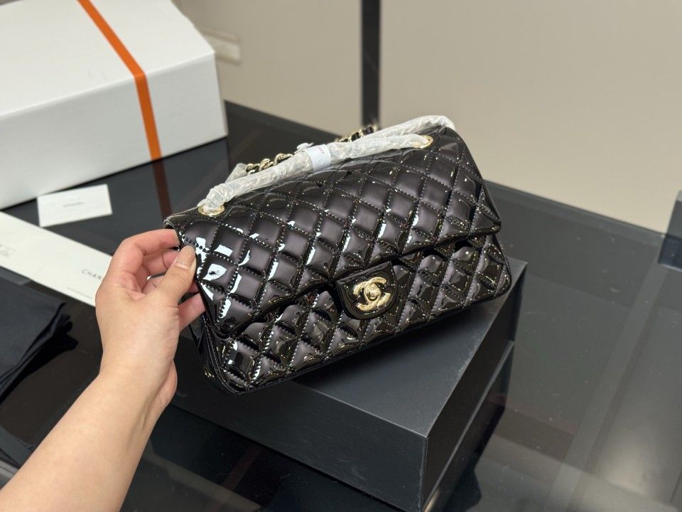 Women's chain black shoulder bag