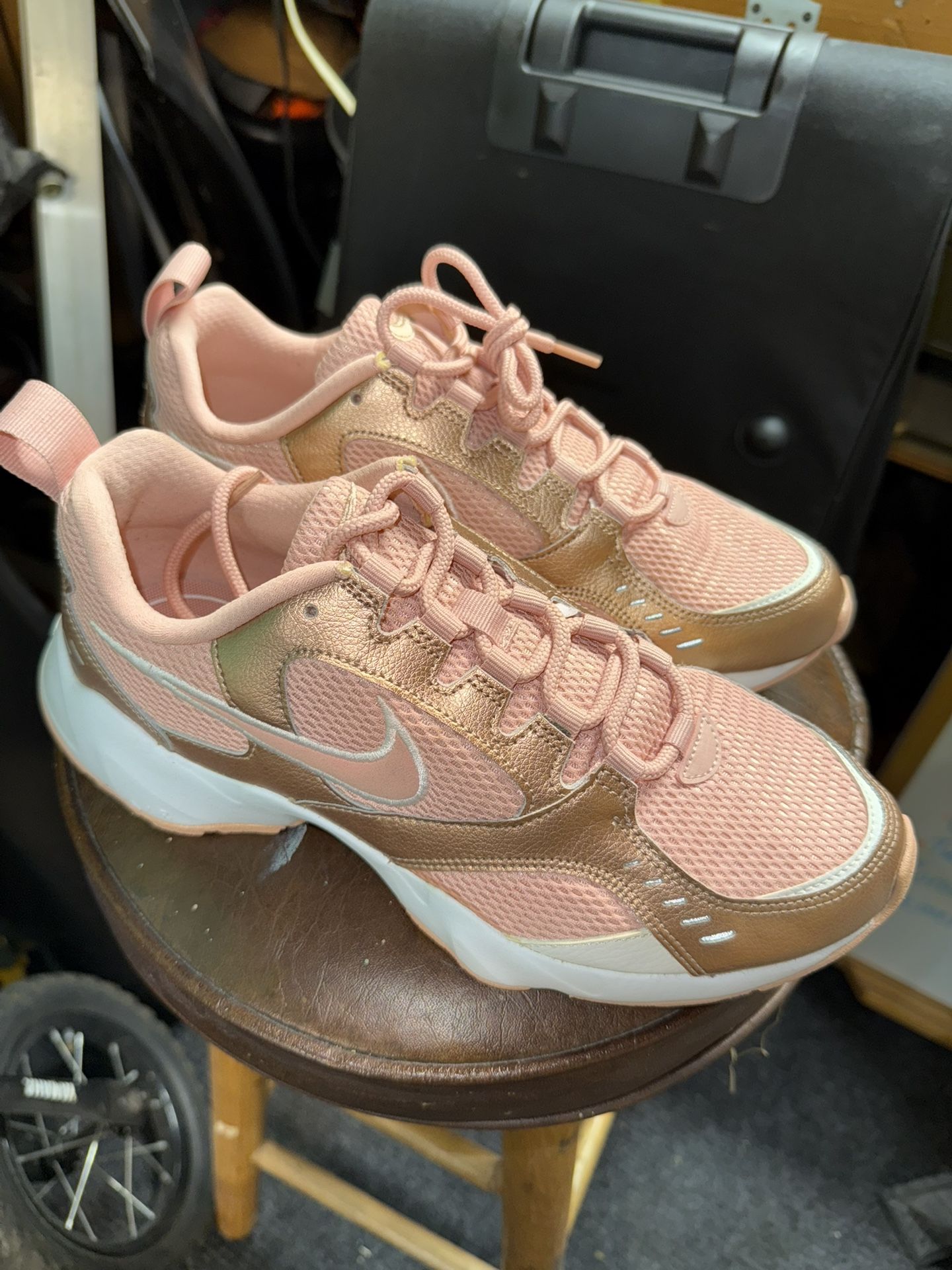 Nike 9.5 Women NEW Never Worn $40