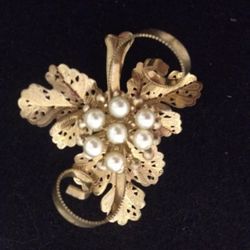 Vintage goldtone design Faux pearls and leaf design Brooch