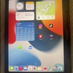 Apple iPad Pro 12.9” (3rd Gen) – 64 GB/Wi-Fi with case