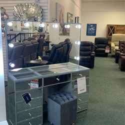 Three-piece vanity set