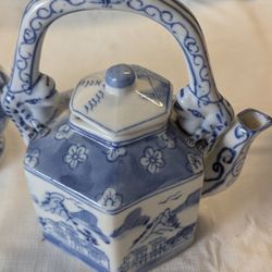 Chinese Export Blue & White porcelain Landscape Village Teapot