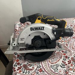 Dewalt circular saw brushless 61/2 20v. $100 firm price 🔥pick up in Van Nuys