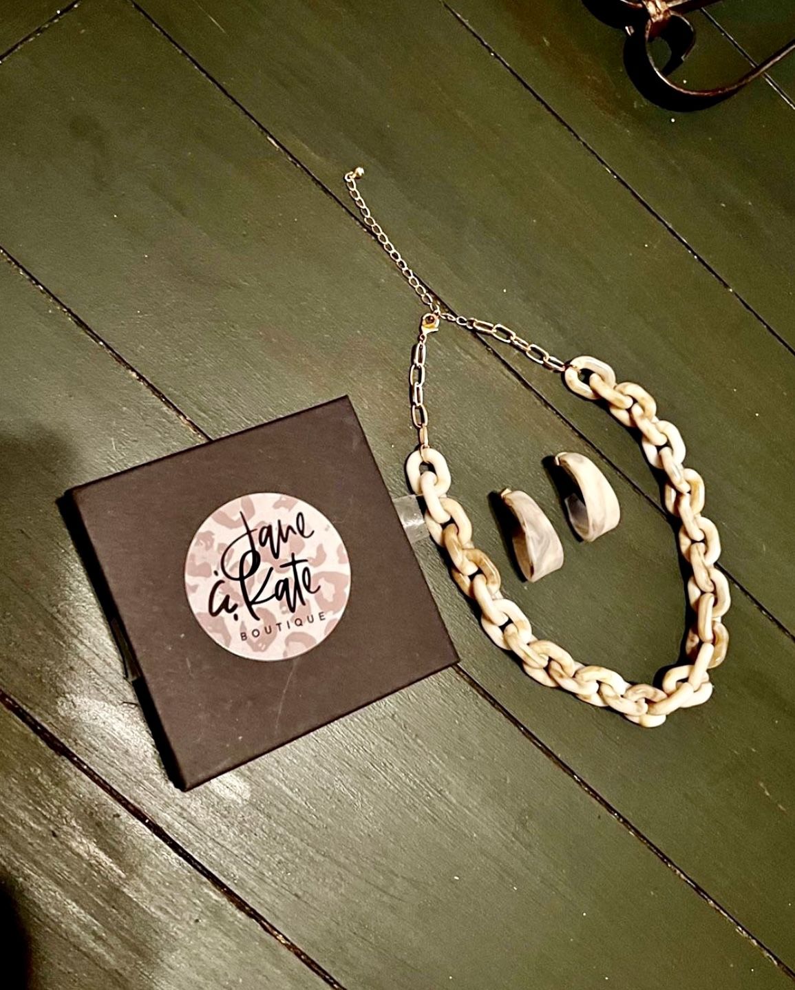 BRAND NEW Jane & Kate Boutique CHUNKY IVORY ADJUSTABLE NECKLACE/CHOKER & EARRINGS - Last Set!