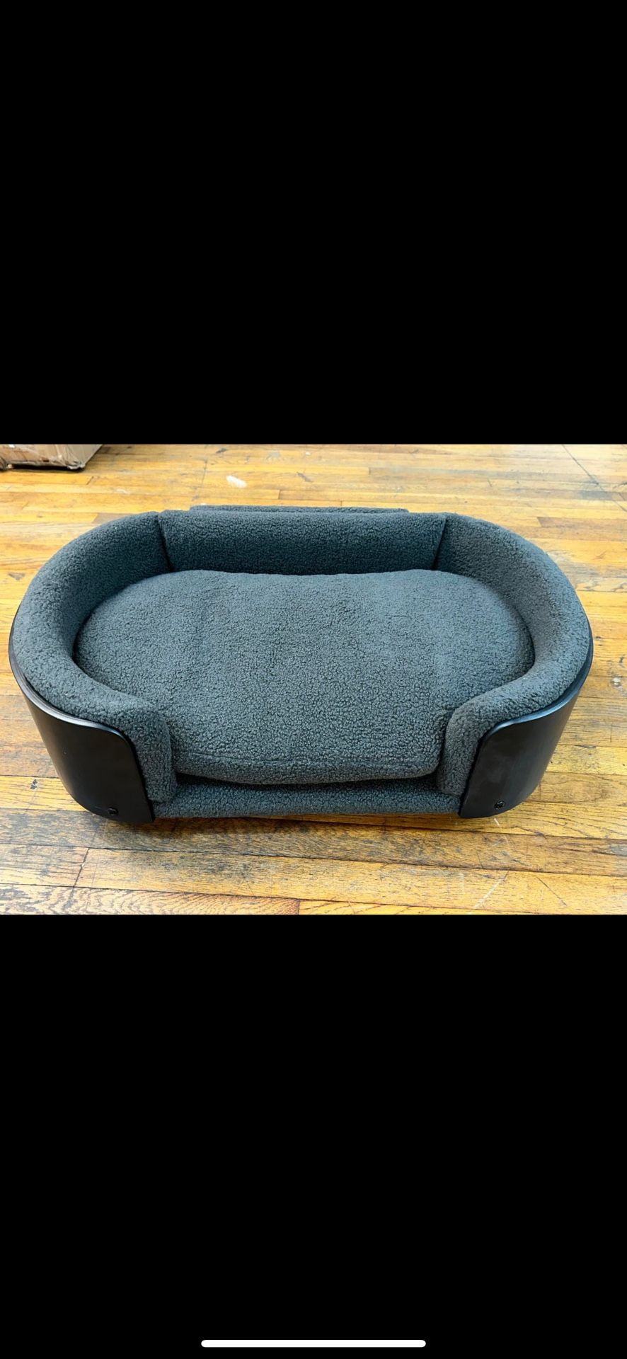 Elevated dog bed