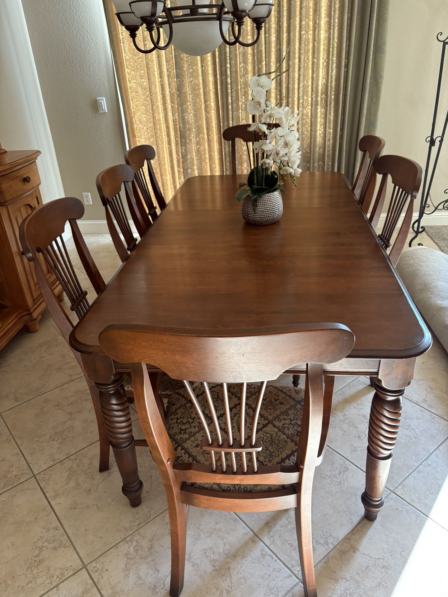 Table with 8 chairs 