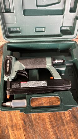 Headless pin nailer