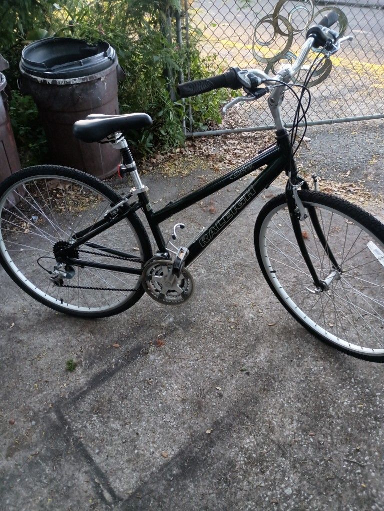 Raleigh C40 Green Women's Medium Frame Size 21 Speed New Tires Piston Seat Really Nice Bike Reconditioned