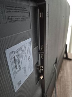 Combo Smart TV Samsung 4K de 50" (Modelo 2024) + Mueble de Madera y Metal
