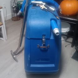 CHEYENNE 2 CARPET CLEANER  WITH ALL ATTACHMENTS .