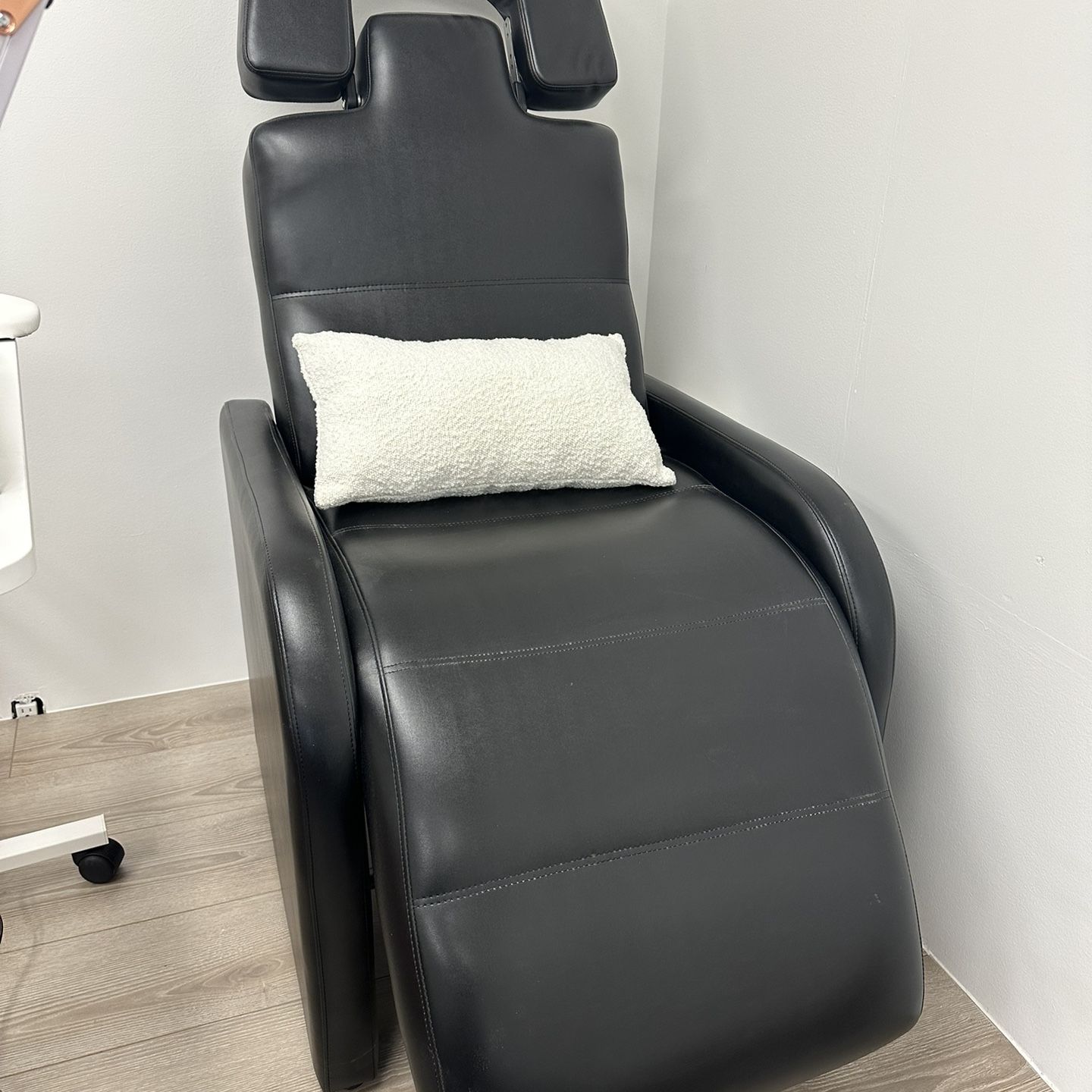 Icarus Emma Reclining Lash Chair for Sale in West Los Angeles CA OfferUp