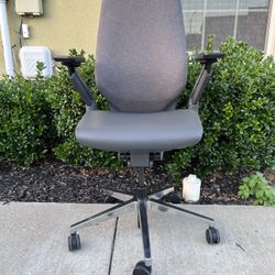 Steelcase Gesture Office Chair / Fully Loaded With Adjustable Lumbar 