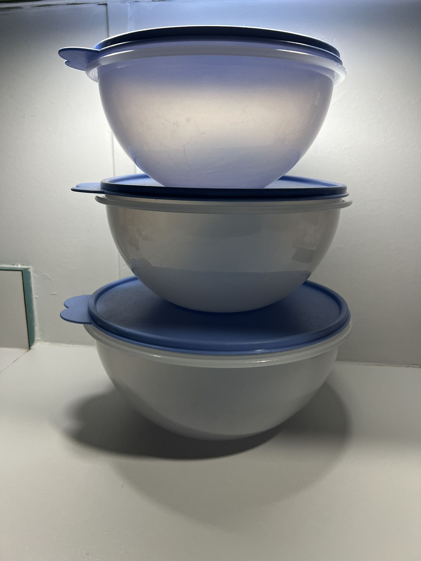 Tupperware Set of 3 Wonderlier Mixing Bowls with True Blue Seals