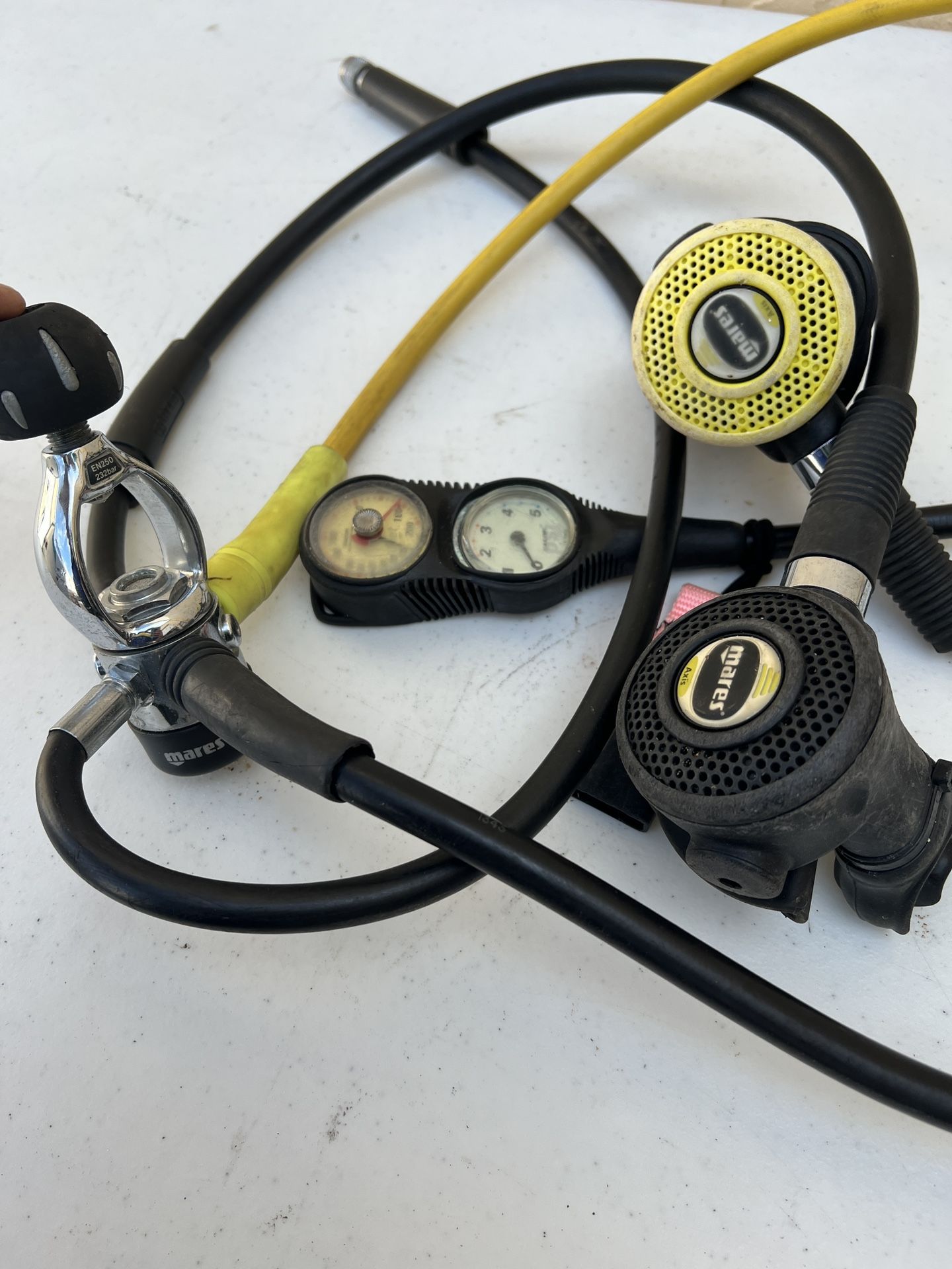 Mares Axis Regulator, scuba dive equipment diving Dacor Gauge First stage yolk regulator