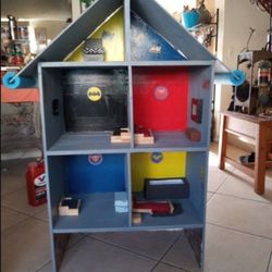 SUPERHERO ACTION FIGURES PLAYHOUSE.    EXTRA LARGE. 5 FT H  AND 3 FT WIDTH