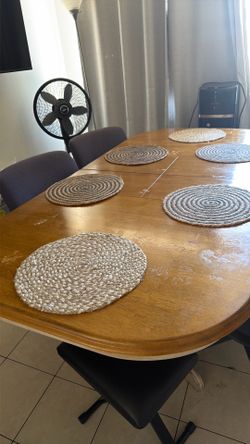 Free table has two built in leaf to extend table