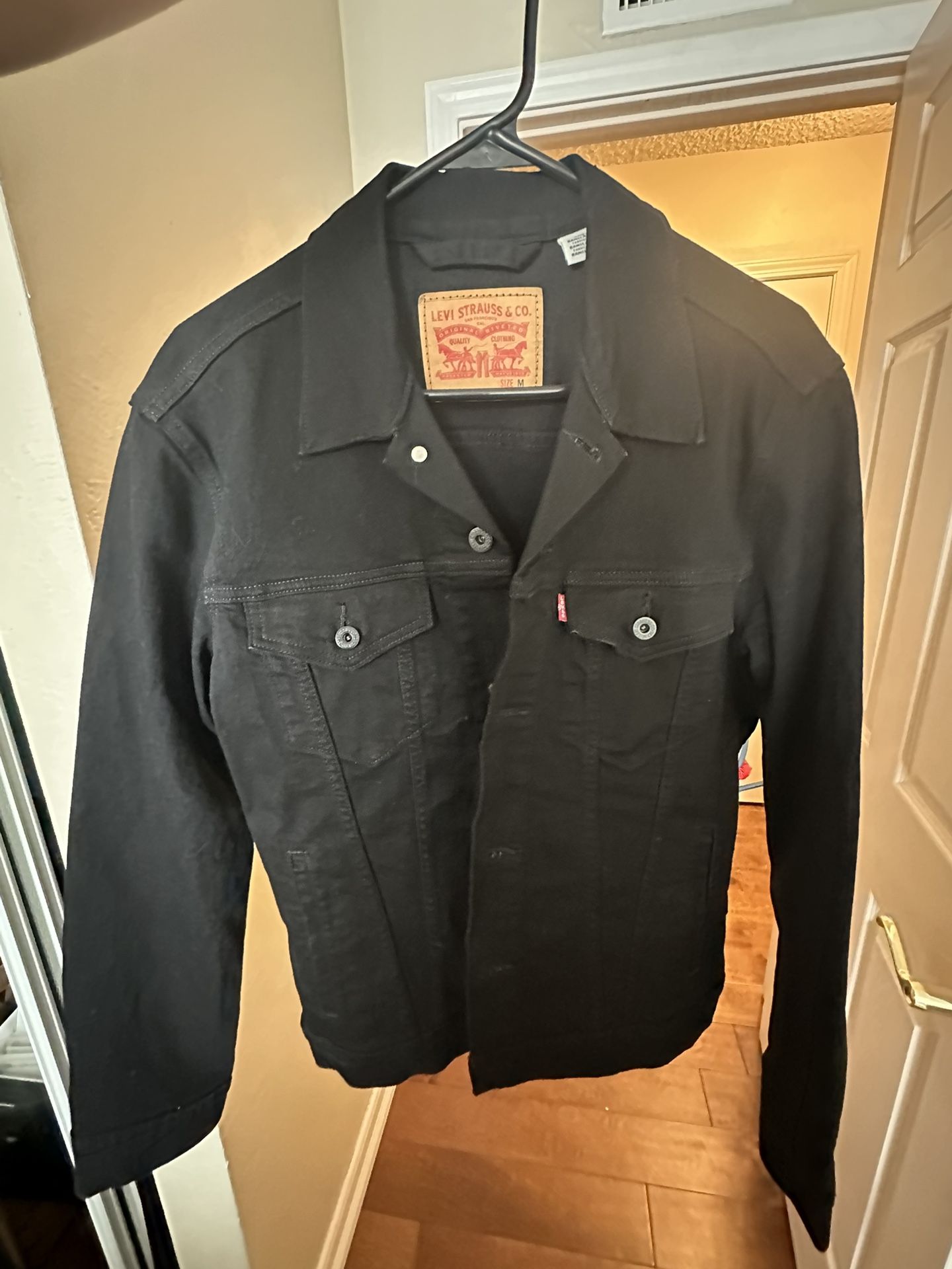 Levi's Black Jean Jacket (M) New!