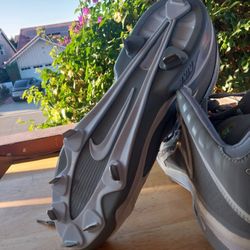 Ken Griffey Jr. Nike Cleats - Size 11.5