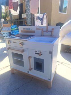 Hermosa cocinita, prende la luz de las hornillas, y hace el sonido como si se estubiera cocinando algo.