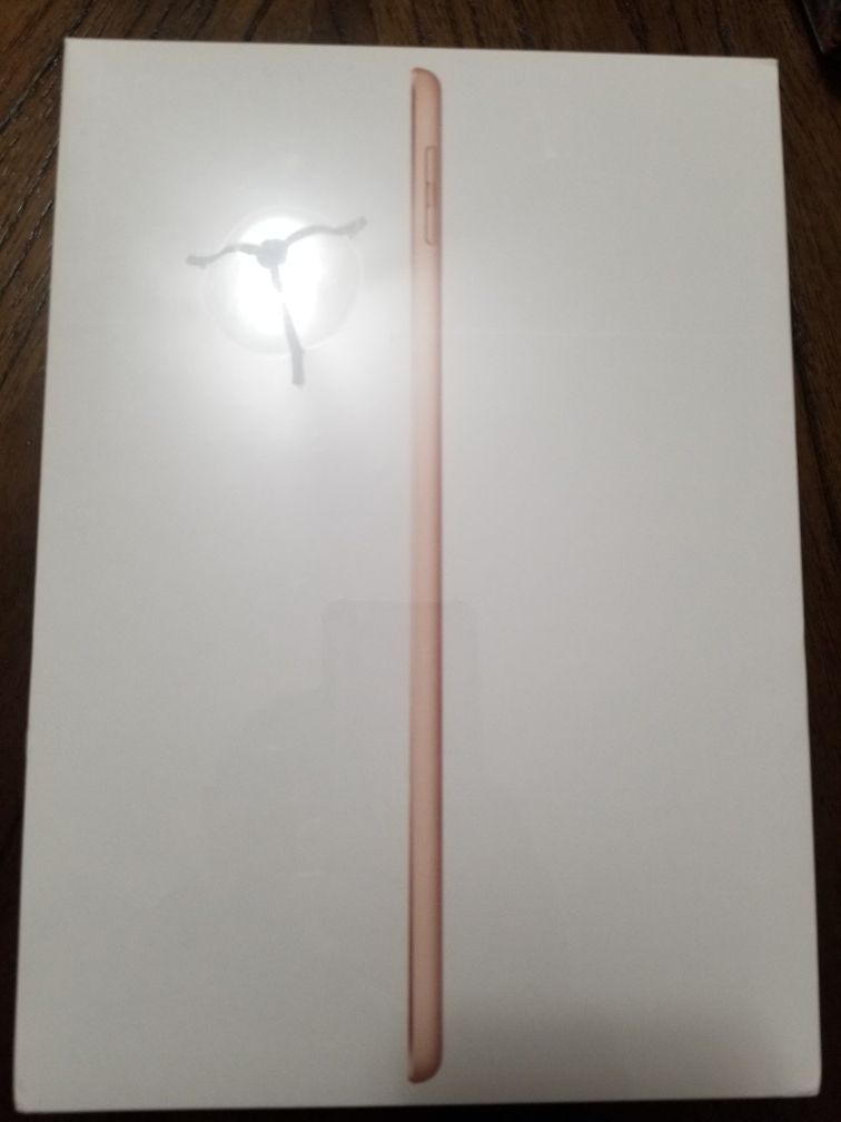 iPad 6th Gen 32gb wifi/cellular BNIB