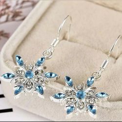 New Gorgeous Crystal Rhinestone Snowflake Earrings