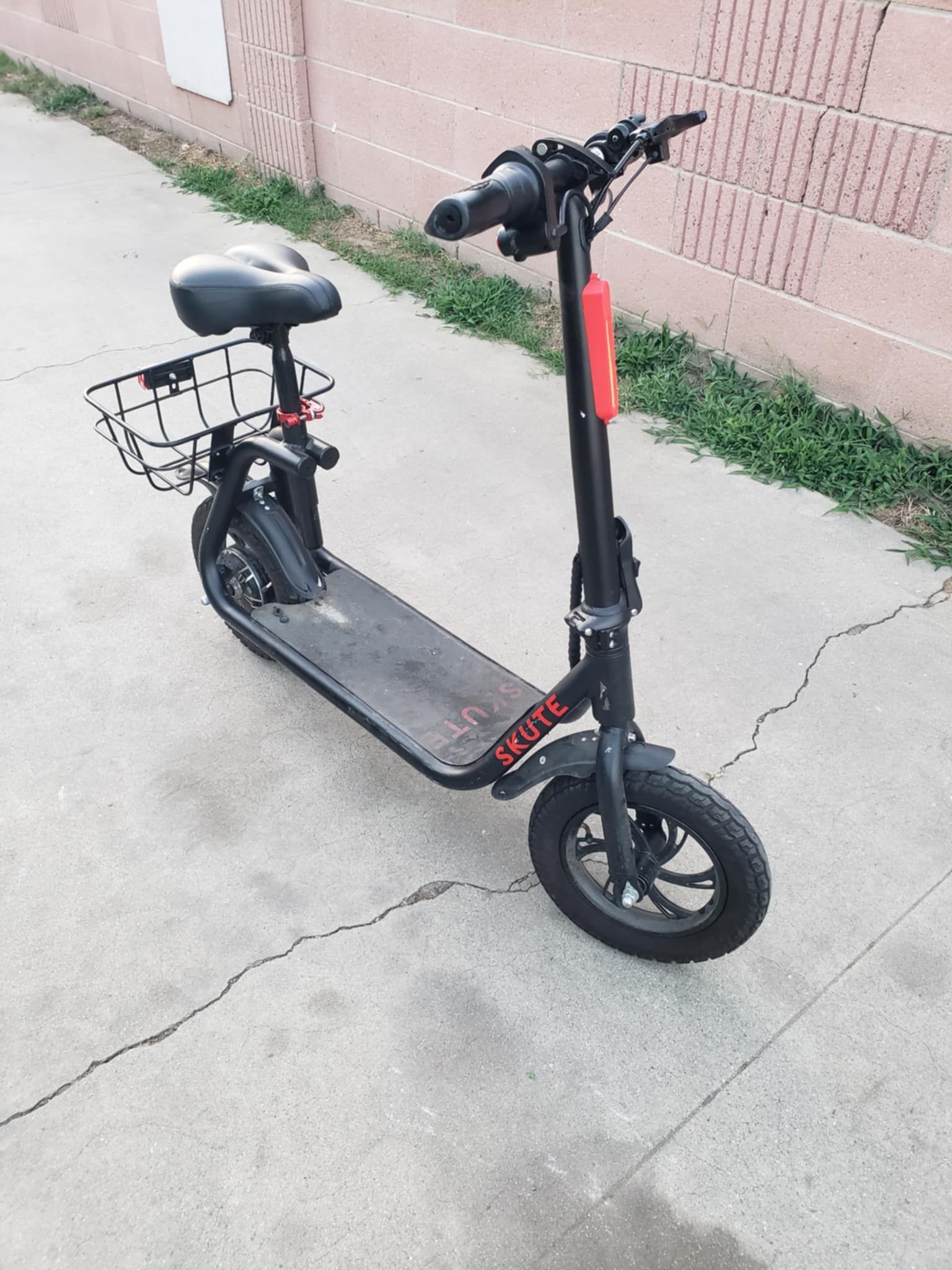 Scooter electric bike with seat for kids is used but work 100% is only for kids won't handle big person only 200lb or less to pull 18mph to 25miles ra