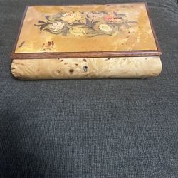 Vintage Italian musical jewelry box, likely handcrafted in Sorrento, Italy, between the 1950s and 1970si