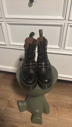 Dr. Martens Leona Black Leather Platform Boots - Like New! Size 7