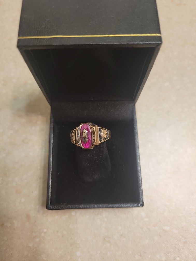 10 K Gold Class Ring.  Weight Is 4.7 Grams