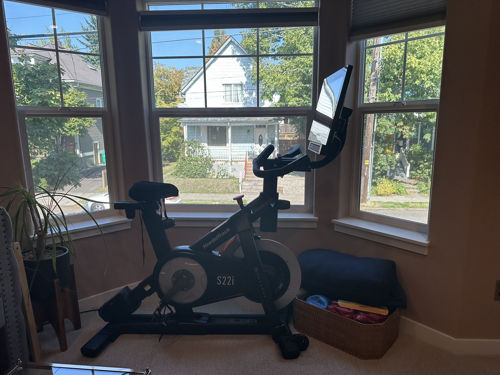 Nordictrack S22i bike With Swivel monitor