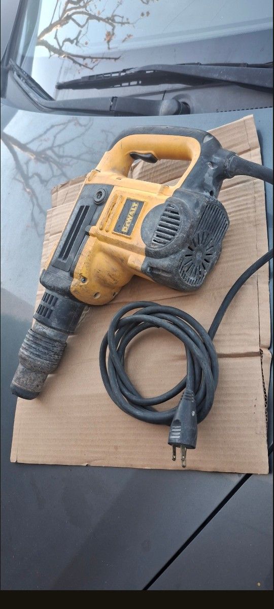 DEWALT ( D25501) ROTARY HAMMER DRILL WORKS PERFECTLY ( NO CASE OR DRILL BITS ARE INCLUDED