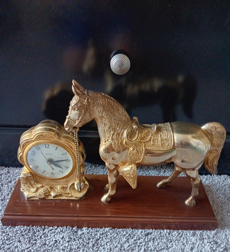 Vintage 10×9 United Horse Clock Brass Tone Metal w/ Wooden Base Works Excellent
