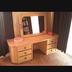 White/Beige Dressing Table