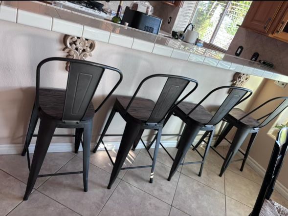Set Of 4 Chairs. 