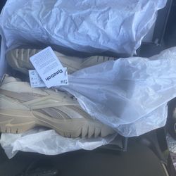 Sneakers ( Jordan , Nike , Cardi B Rebook ) 