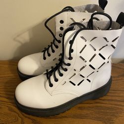 New Woman’s Y o K I Boots Size 38 Or 7.5