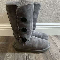 Women’s UGG Bailey Button Boots in Gray Suede  Size 7