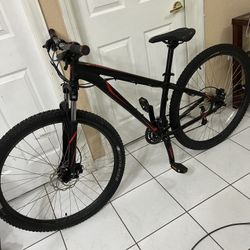 Specialized 29er Mountain Bike GREAT cond 15” Frame (Riders 5’4” 5’8”) Hydronic Disc Brakes Lockout Shocks New Saddle Electric Horn Alarm $375 FIRM 